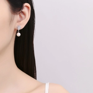 925 silver pear-shaped stud earrings with sparkling crystals and elegant white pearls
