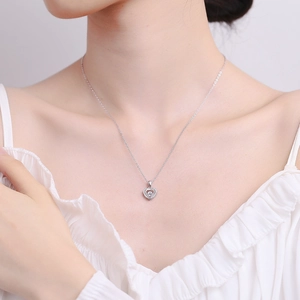 Collana cuore in argento 925 con zircone su modella per un look elegante e raffinato