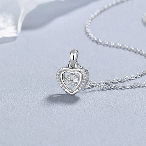 Collana a cuore in argento sterling 925 con ciondolo in zircone cubico danzante per donna