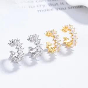 Makroaufnahme von 925er Silber Sternohrringen mit Zirkonia-Einlagen in Gold und Silber