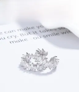 Vue détaillée macro de la bague en argent 925 avec zircons de taille marquise brillants