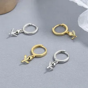 Vue détaillée de boucles d'oreilles lapin en argent sterling S925 en finitions or et argent