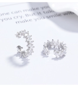 Gros plan sur l'oreille en argent 925 avec pierres de zircone cubique marquise serties
