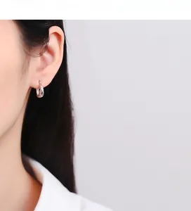 Gros plan sur les boucles d'oreilles créoles en argent 925 avec une finition polie