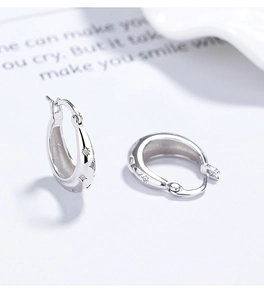 Gros plan sur des boucles d'oreilles en argent 925 en forme de U avec étoiles et zircons