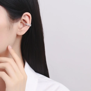 Manchette d'oreille en argent 925 avec zircons géométriques sur l'oreille d'un modèle