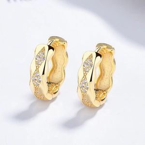 Elegant gold-plated 925 silver hoop earrings with wavy edges and pavé diamond detailing