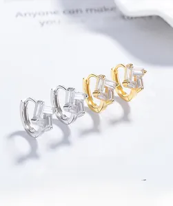 Détail de boucles d'oreilles géométriques en zircon avec finition argent s925 sur carte
