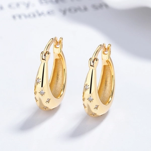 Boucles d'oreilles U en argent 925 doré avec zircons étoilés sous un angle de 45 degrés
