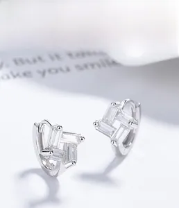 Détail de boucles d'oreilles créoles en argent S925 et zircons rectangulaires