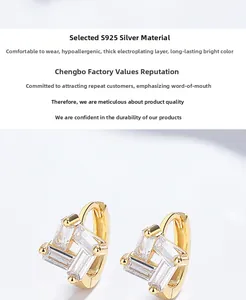 Détail de boucles d'oreilles en argent S925 plaqué or avec zircone baguette