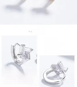 Détail macro de créoles en argent 925 avec zircons rectangulaires en croix