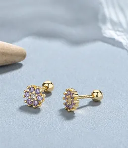 Vista detallada de pendientes de flores en plata S925 con cierre de rosca seguro