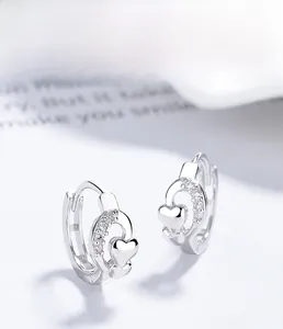 Makroaufnahme der Herz-Ohrringe aus 925er Sterlingsilber mit Zirkon und Mehrschicht-Beschichtung