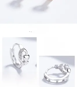 Detailansicht der 925er Silber Herzohrringe mit polierter Oberfläche und Zirkonia Besatz