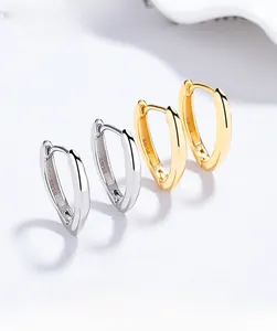 Vue macro de boucles d'oreilles en argent sterling 925 en forme de V, or et argent