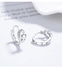 Nahaufnahme von 925 Sterling Silber Herzohrringen mit funkelnden Zirkonia-Steinen