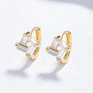 Boucles d'oreilles créoles en argent 925 doré avec zircons carrés design minimaliste chic