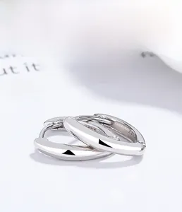 Gros plan de boucles d'oreilles créoles en V en argent 925 avec placage multicouche