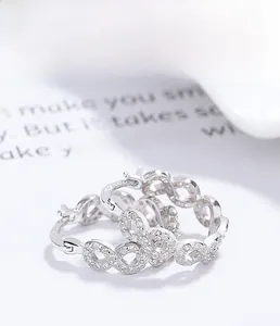 Vue détaillée des boucles d'oreilles infinity en argent 925 avec zircons sertis