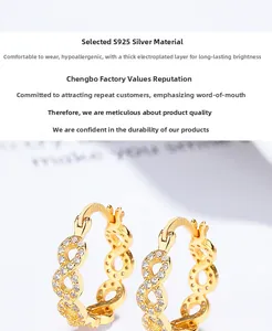 Gros plan de boucles d'oreilles infini en argent 925 doré avec incrustation de zircon