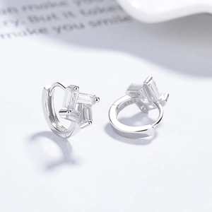 Boucles d'oreilles créoles en argent 925 avec zircons carrés au style minimaliste