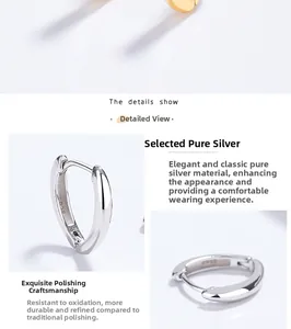 Vue macro de boucles d'oreilles en argent sterling S925 poli avec ouverture latérale