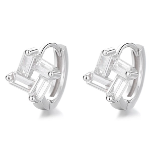 Créoles minimalistes en argent sterling 925 avec cristaux de zircone carrés élégants