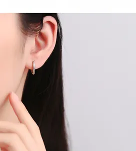 Gros plan de boucles d'oreilles créoles minimalistes en argent 925 poli sur un mannequin