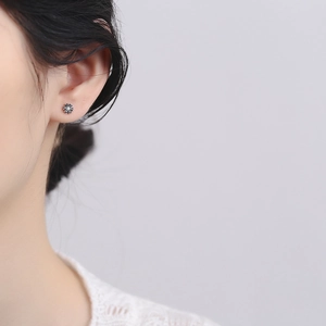 Pendientes de flores en plata 925 con pétalos de esmalte negro y circonita central brillante