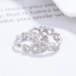 Créoles infini en argent sterling 925 avec pavage de pierres en oxyde de zirconium