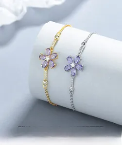 Dettaglio del bracciale a fiore in argento 925 con zirconi viola su supporto gioielli