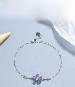 Dettaglio macro del bracciale in argento 925 con fiore in zircone viola e catena fine