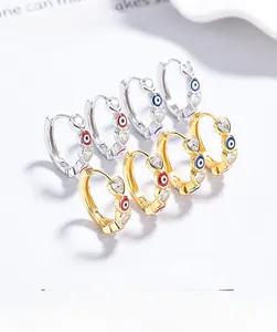 Détail de boucles d'oreilles cœur œil maléfique en argent 925 avec zircons en or et argent