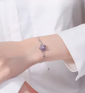 Macro di bracciale in argento 925 con fiore di zircone viola e catena in metallo lucido