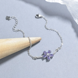 Bracciale in argento 925 con fiore di zircone viola su base grigia strutturata