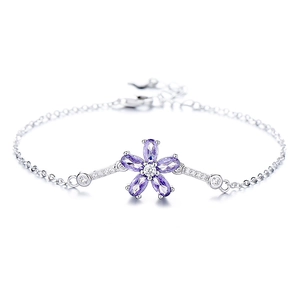 Bracciale in argento 925 con fiori in zirconia viola e catena regolabile su sfondo bianco