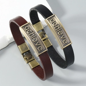 Bracciali in pelle retrò marroni e neri con piastra in metallo bronzo e scritta achieve