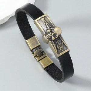 Détail d'un bracelet en cuir avec crâne en bronze et symbole maçonnique gravé