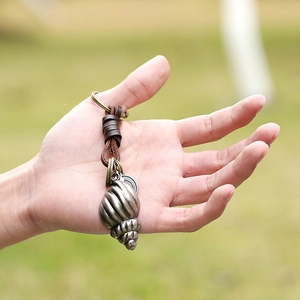 Porte-clés punk rétro avec coquillage en alliage de bronze et cuir tressé marron