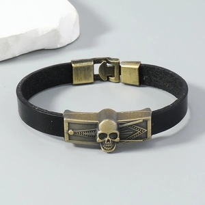 Bracelet punk pour homme en cuir noir avec crâne en bronze et fermoir métallique