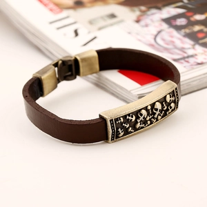 Bracelet rétro punk en cuir marron avec plaque métallique vintage et gravure de crâne