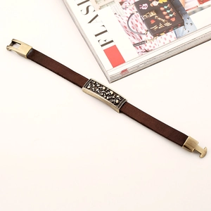 Bracelet rétro punk en cuir marron pour homme avec plaque en métal doré à motifs têtes de mort