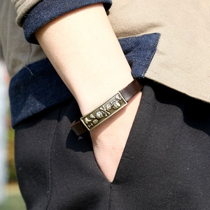 Vintage brown leather punk bracelet for men with bronze skull and crossbones metal plate