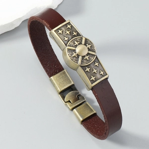 Makroaufnahme von Vintage-Lederarmband mit sternengravierter Bronze-Metall-Schnalle
