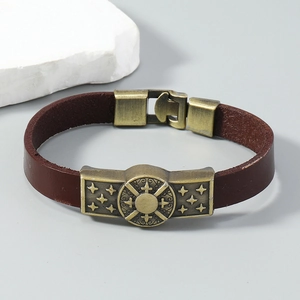 Detailansicht des braunen Lederarmbandes mit geprägtem Bronze-Metallstern im Retro-Stil