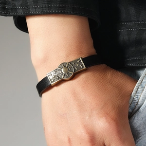 Retro Herrenarmband aus schwarzem Leder mit Sonnengravur und Sternrelief aus Bronze