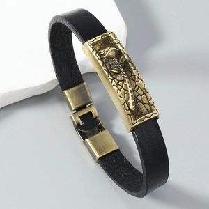 Détail d'un bracelet en cuir noir vintage avec relief de rose en bronze et fermoir métal