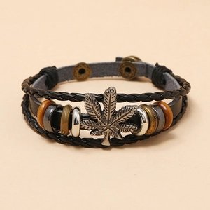 Bracciale multistrato in pelle intrecciata con ciondolo a foglia vintage e chiusura regolabile