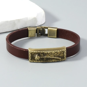 Détail d'un bracelet en cuir marron avec un motif de rose en relief en bronze antique